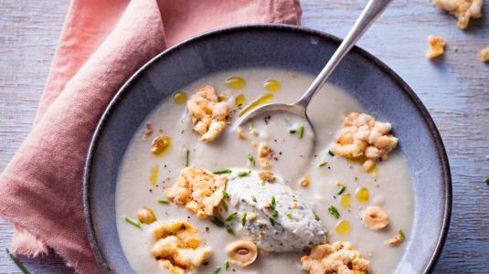 Velouté de topinambour ricotta aux olives et éclats de galettes de maïs