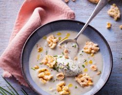 Velouté de topinambour ricotta aux olives et éclats de galettes de maïs